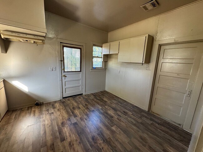Building Photo - Cute 3 Bedroom Home