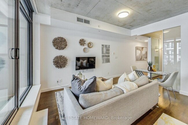 Building Photo - Boutique 1bed condo in centre of trendy King West!