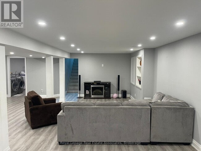 Photo du bâtiment - 44 McClellan Rd