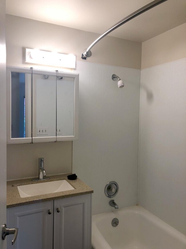 Building Photo - Camelot - 1 bedroom