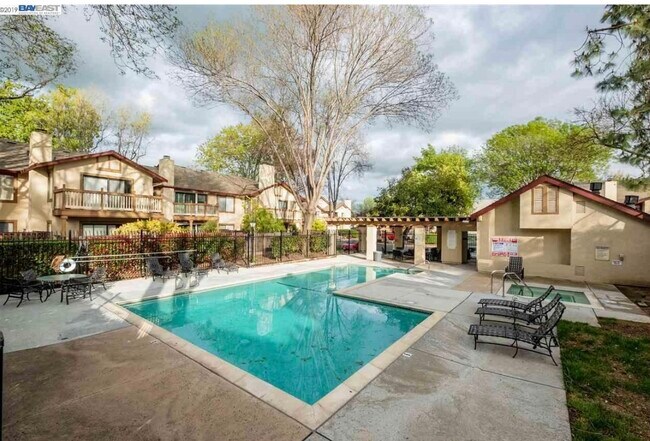 2 bed 2 bath Townhouse Style Home - 38774 Huntington Cir