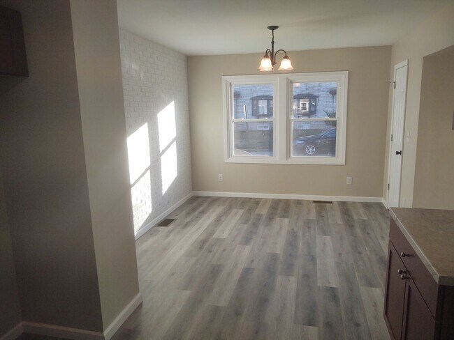 Building Photo - 2 bedroom 1 bathroom unit