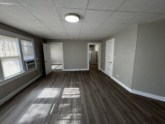 Building Photo - Newly Updated Duplex Conveniently Located ...
