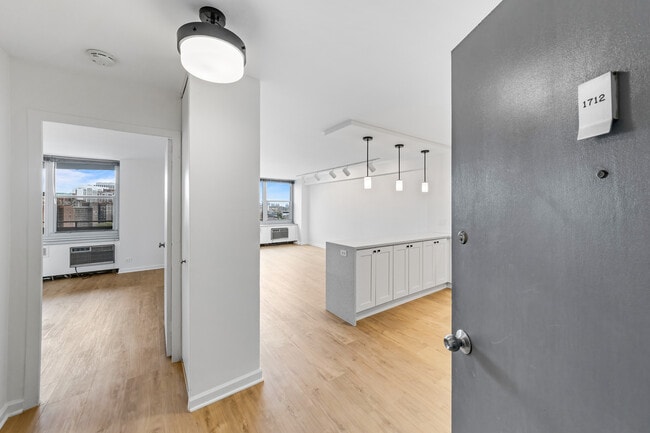 Building Photo - 555 W Cornelia Ave