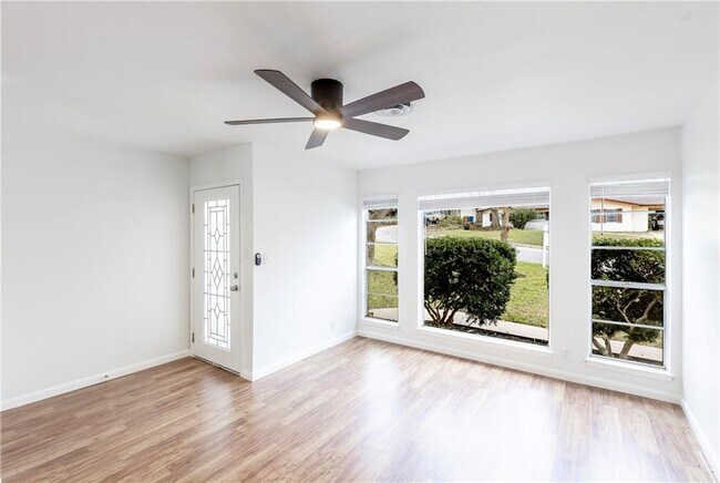 Foto del edificio - 5201 Periwinkle Path