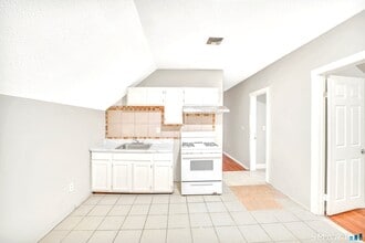 Building Photo - 76 Thompson St