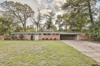 Building Photo - 3215 Fernwood Dr