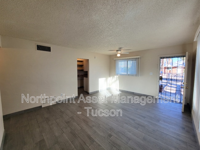 Building Photo - 4510-4512 E 18th St