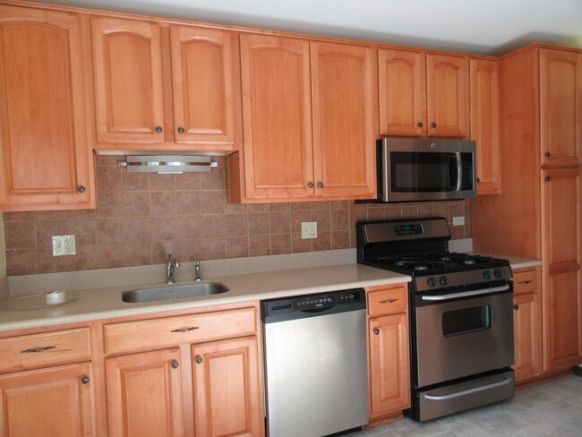 Building Photo - 651 Buckthorn Ter