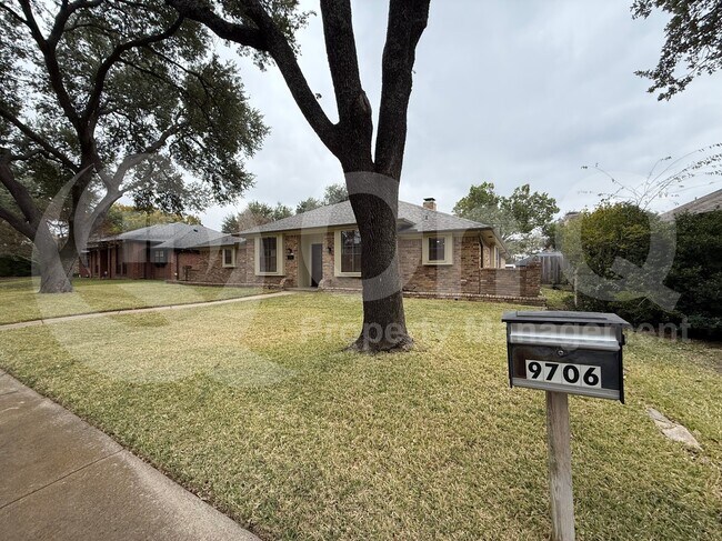 Foto del edificio - 9706 Burleson Dr