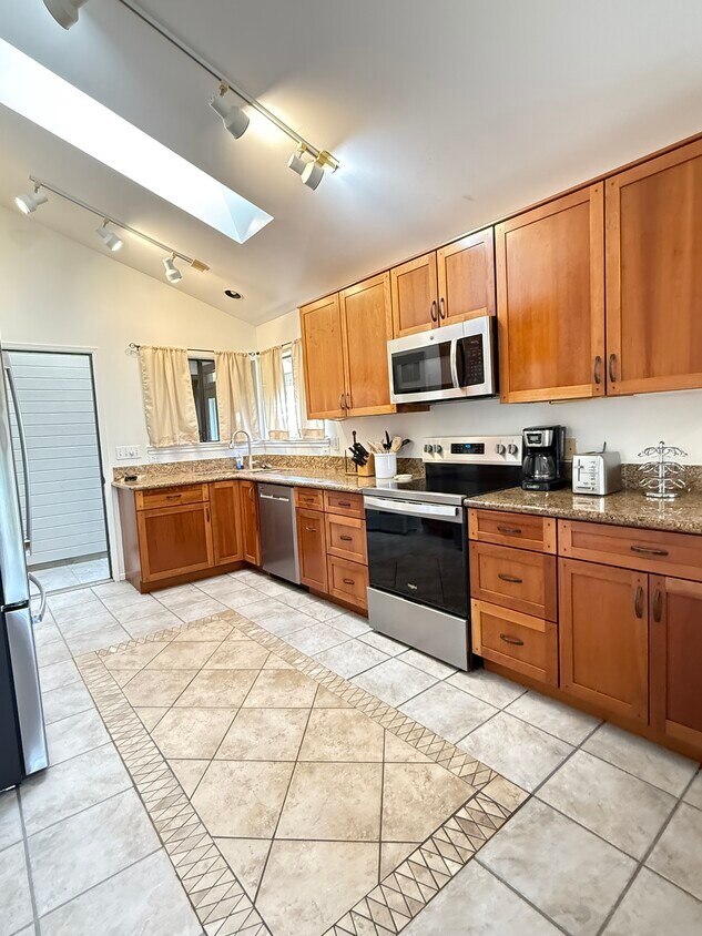 Primary Photo - 68-3553-3553 Malina St