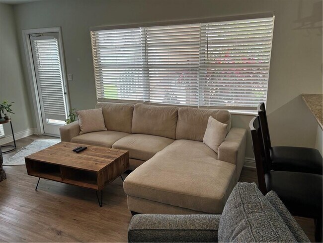 Foto del edificio - 2737 NE 28th St