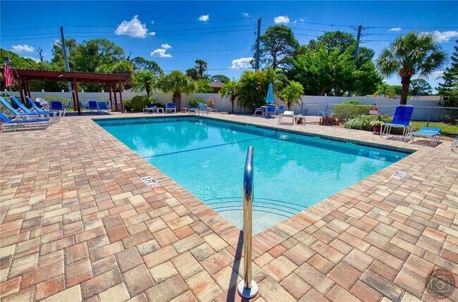 Foto del edificio - 314 Pine Hollow Cir