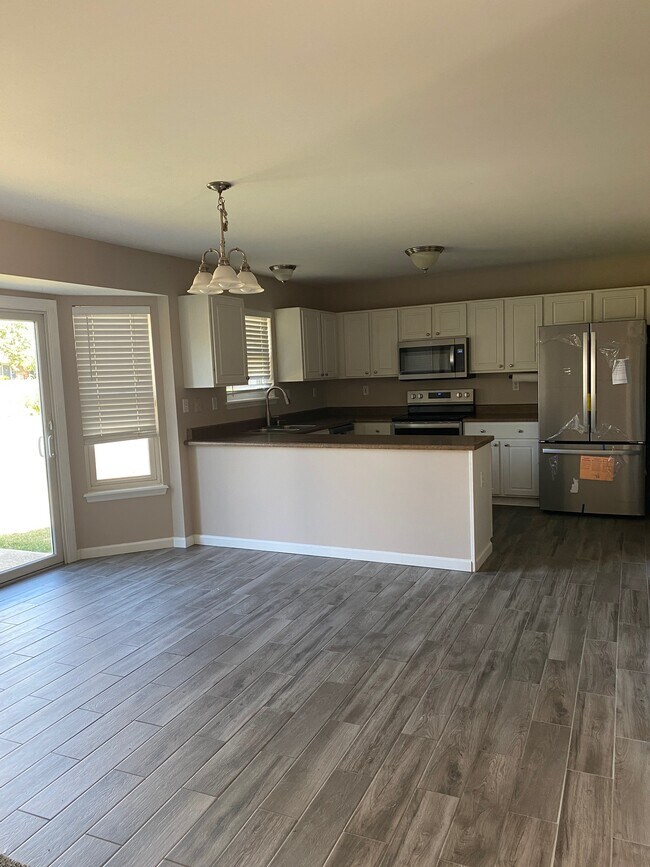 Dining to kitchen - 7 Tallship Cove Ct