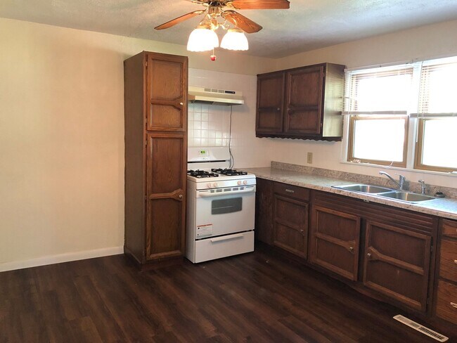 Foto del edificio - Check Out this Renovated House in a Quiet Neighborhood with a Large Yard!