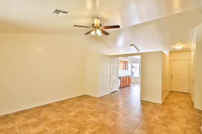 Foto del edificio - 8520 W Palm Ln