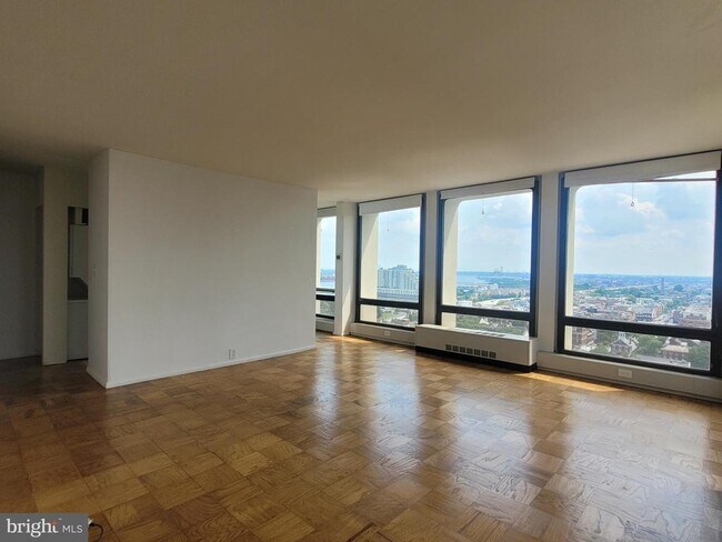 Building Photo - 210 Locust St