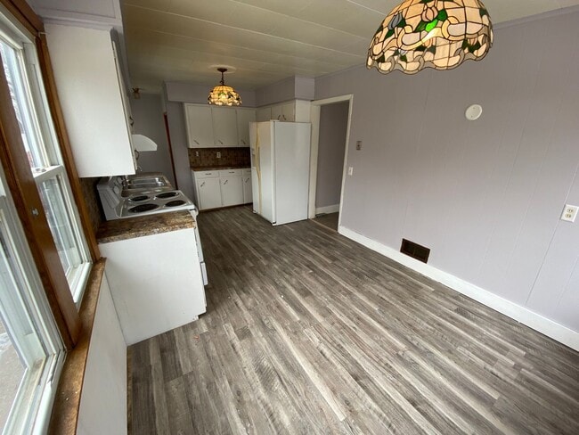 Building Photo - Lovely 3 Bedroom 2 Bathroom -- Coming Soon!