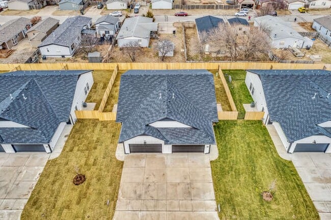 Building Photo - 3 bedroom 2 bath Duplex  - Haysville Schools
