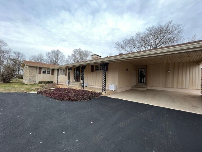 Building Photo - Large Spacious Home with a Small Town Feel