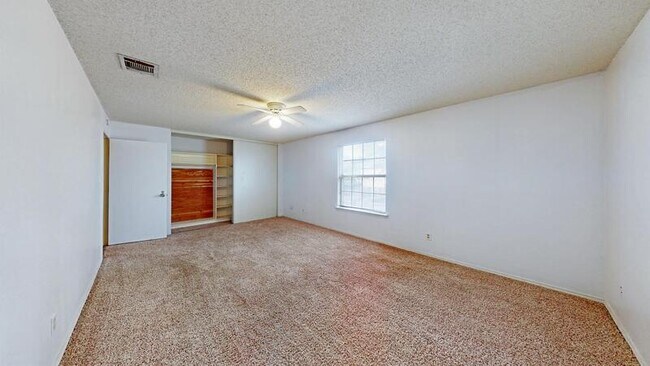 Building Photo - 4111 Emerson Dr
