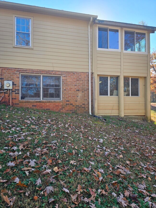 Building Photo - 2701 Academy Rd