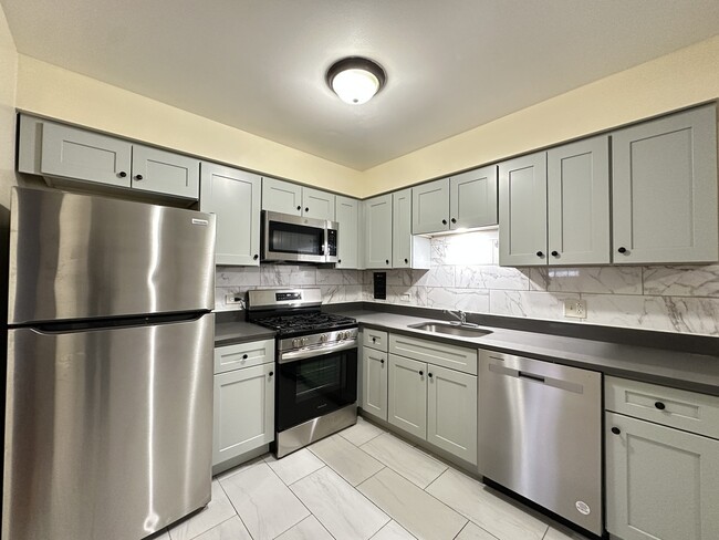 Building Photo - 630 Lincoln Ave