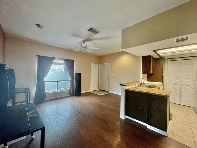 Building Photo - Centrally Located Condo - 2 Bedroom and 2 ...