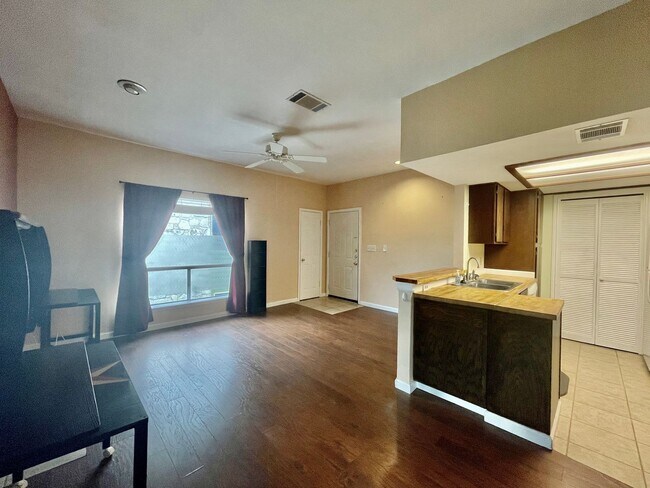 Foto del edificio - Centrally Located Condo - 2 Bedroom and 2 ...