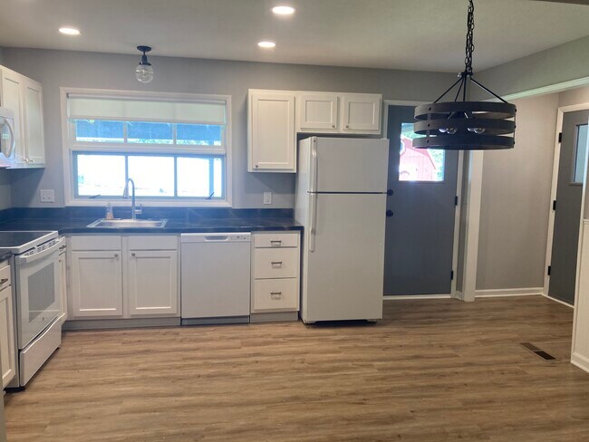 Building Photo - 855 Tanglewood Dr