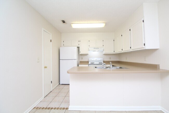 Foto del edificio - Gulf Breeze 2BR Apartment in Greenbriar with Large Bedrooms, Fenced Patio, Huge Backyard & Water/...