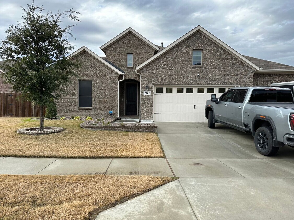 Primary Photo - Modern Elegance in a Prime Location!