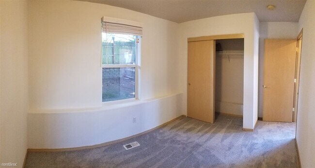 Building Photo - 2 br, 2 bath Townhome - 15800 Northeast Mi...