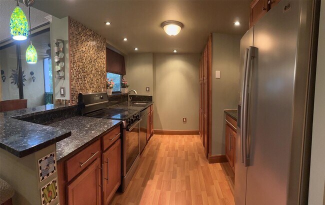 Foto del edificio - 6800 Cypress Rd