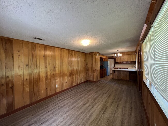 Foto del edificio - 12406 Burgess Ave