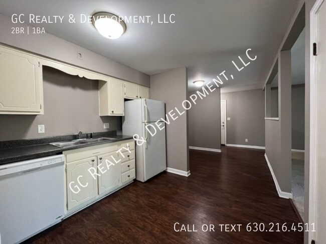 Building Photo - ***1ST FLOOR UNIT / 2 BDRM / 1 BATH / STOR...