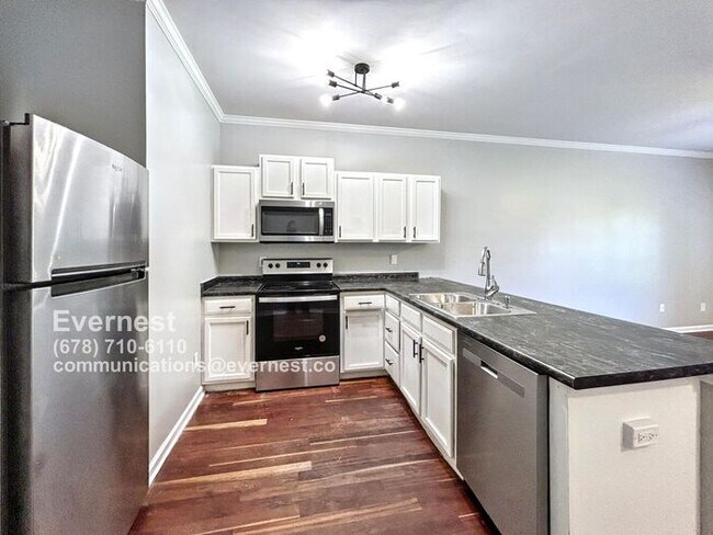Foto del edificio - Spacious 4-Bedroom Townhome with Modern Co...