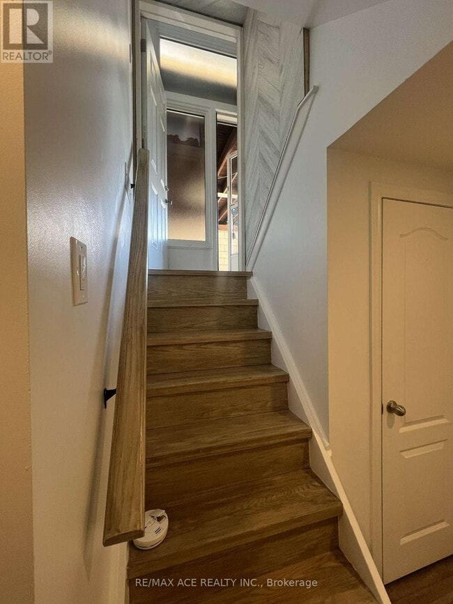 Building Photo - 21 Ada Crescent