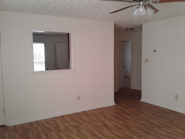 Foto del edificio - 2 Bedroom, 1 bath apartment - Downstairs Unit