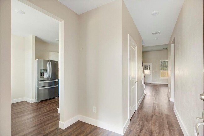 Foto del edificio - 423 Black Walnut Dr