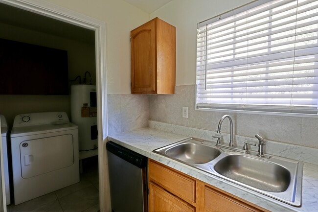 Foto del edificio - 3408 Green Briar Cir