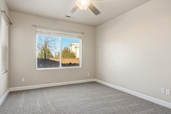 Building Photo - 6 Bed 4 Bath with Amazing Views!!!