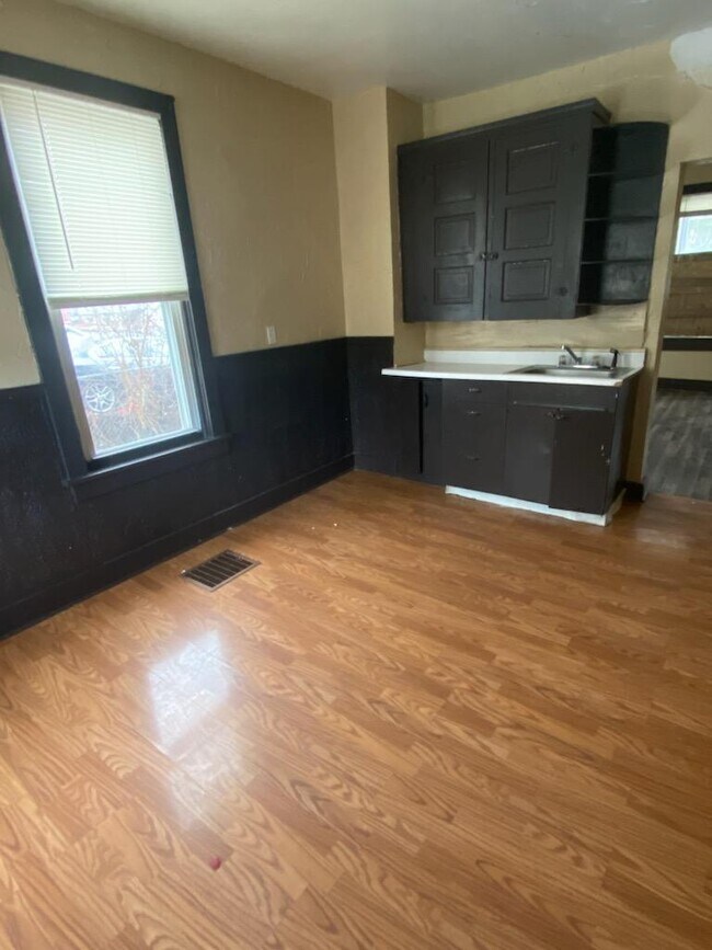 Building Photo - 206 1st St