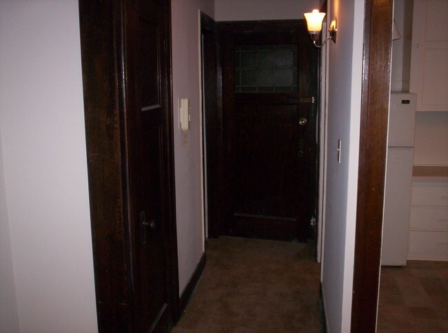 Building Photo - 913 E Kilbourn Ave