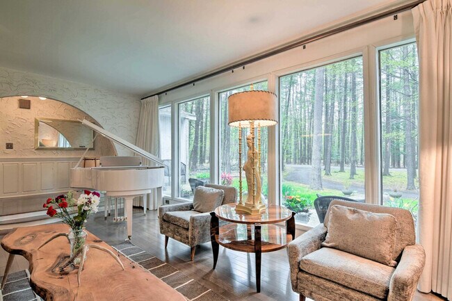 Foto del edificio - 28 Holiday Dr