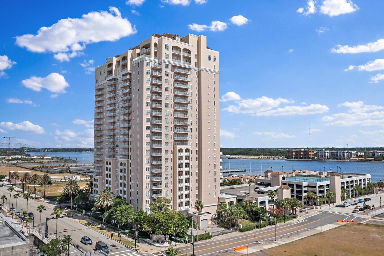 Primary Photo - Stunning Berkman Plaza Condo