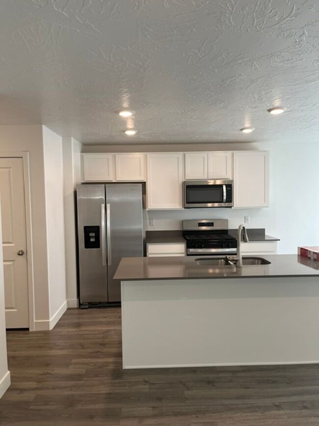 Building Photo - 2984 W Lewis Lp