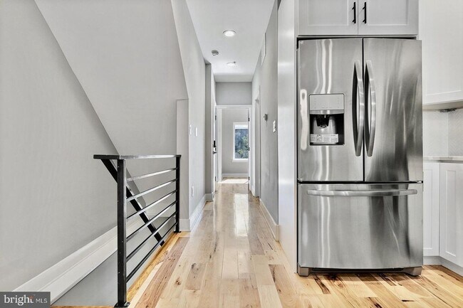 Building Photo - Spacious 3BR Owner Occupied Duplex in Phil...