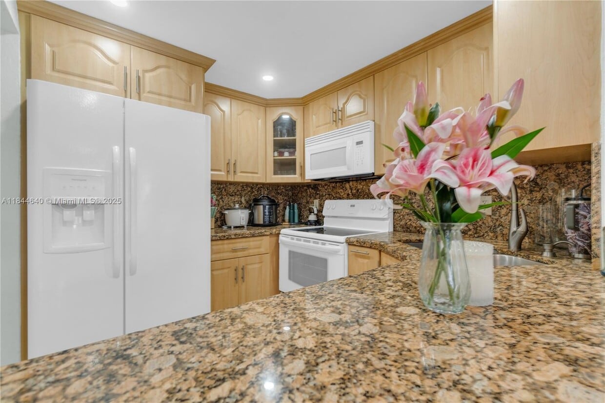 Foto principal - 17101 NW 57th Ave