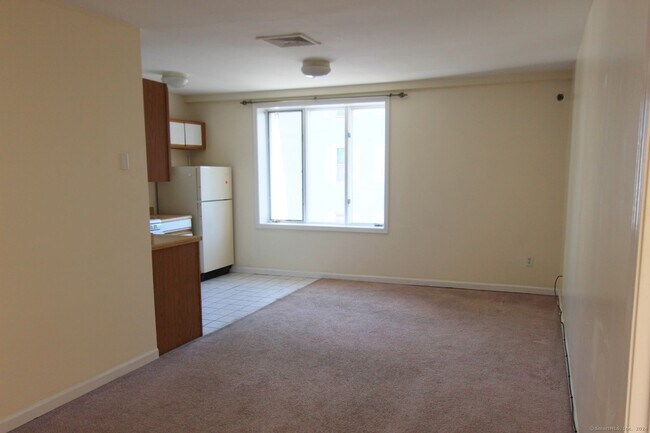 Building Photo - 226 Kings Hwy E